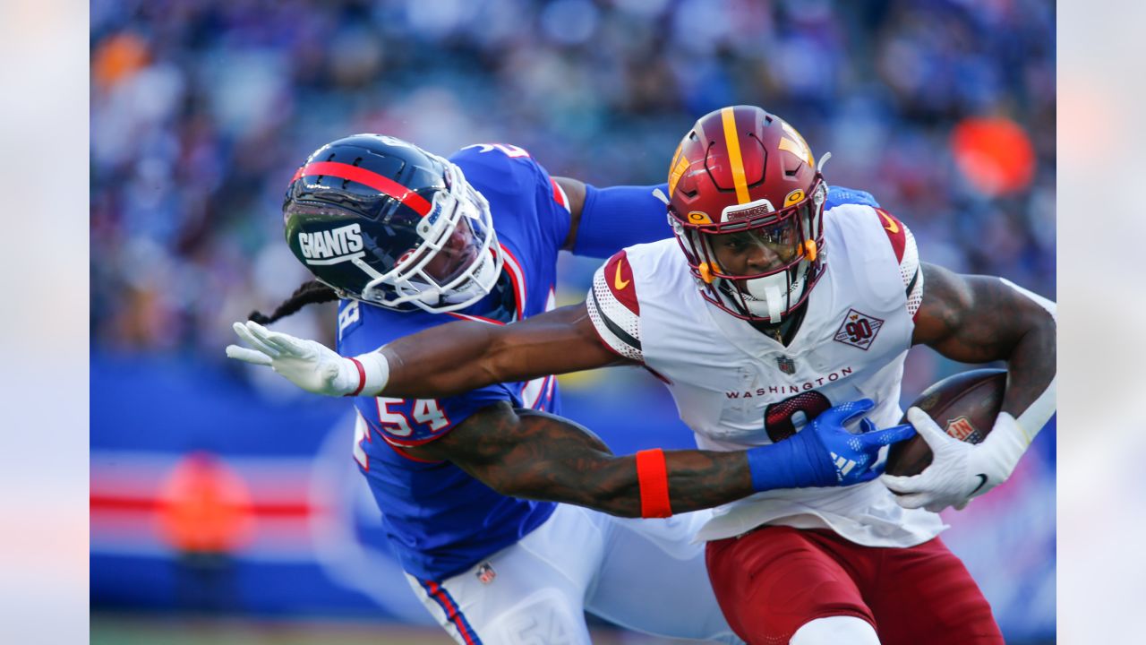 New York Giants linebacker Jaylon Smith (54) on the bench against