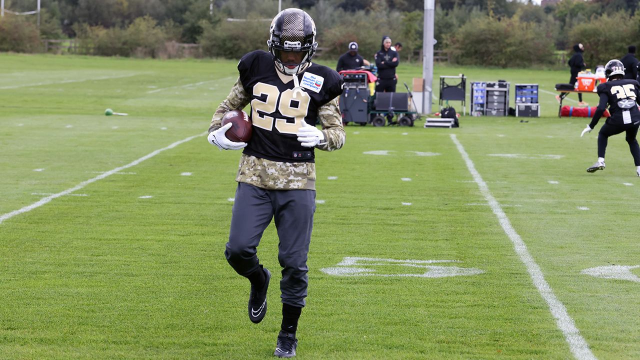 Photos: Saints practice in London, debut black helmets