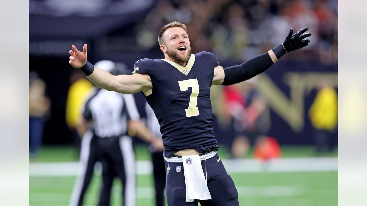 New Orleans Saints tight end Taysom Hill (7) runs through drills