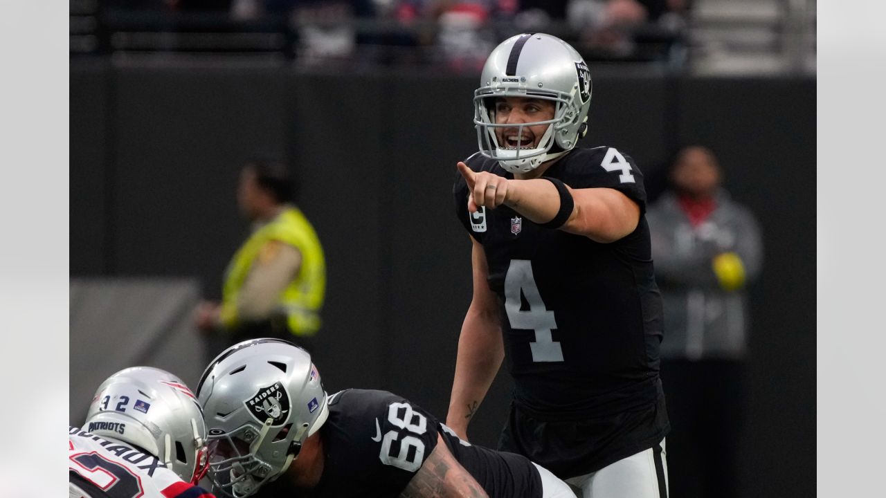 Las Vegas Raiders QB Derek Carr hopes last season's off-field troubles are  a thing of the past - ABC7 San Francisco