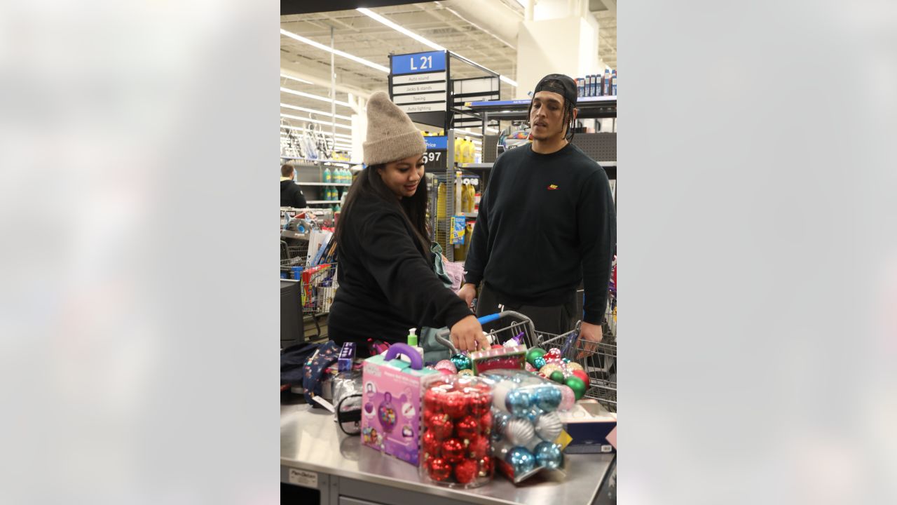 Photos: Andrus Peat, Saints teammates host 2022 holiday shopping spree