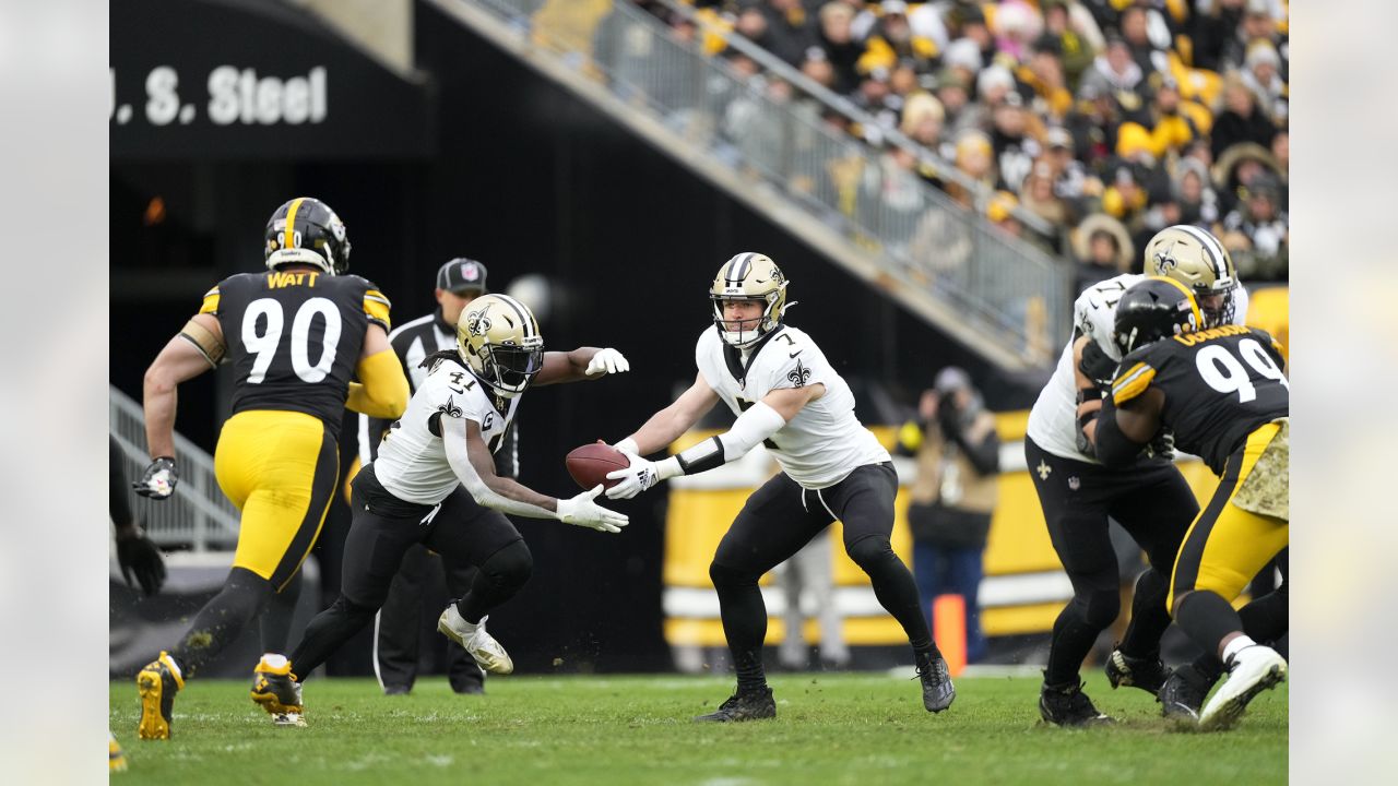 New Orleans Saints running back Alvin Kamara (41) scores a touchdown  against the Las Vegas Raid …