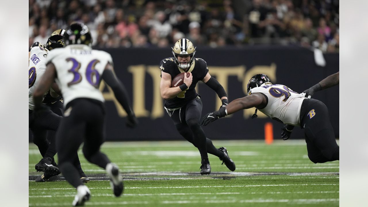 New Orleans Saints tight end Taysom Hill (7) runs during an NFL football  game against the San Francisco 49ers, Sunday, Nov.27, 2022, in Santa Clara,  Calif. (AP Photo/Scot Tucker Stock Photo - Alamy