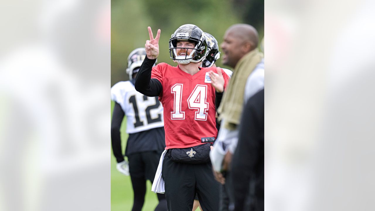 Photos: Saints practice in London, debut black helmets