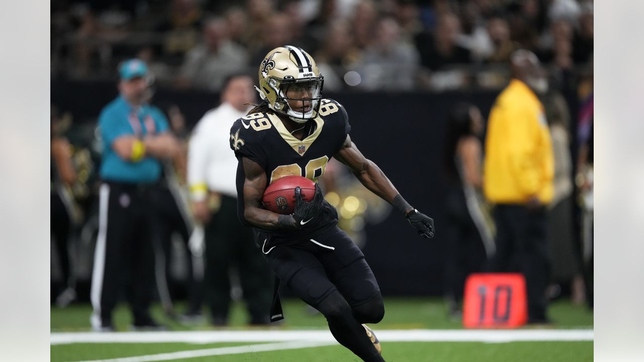 New Orleans, USA. 18th Dec, 2022. New Orleans Saints wide receiver Rashid  Shaheed (89) catches this pass on Atlanta Falcons safety Jaylinn Hawkins  (32) en route to a /68-yard touchdown during the