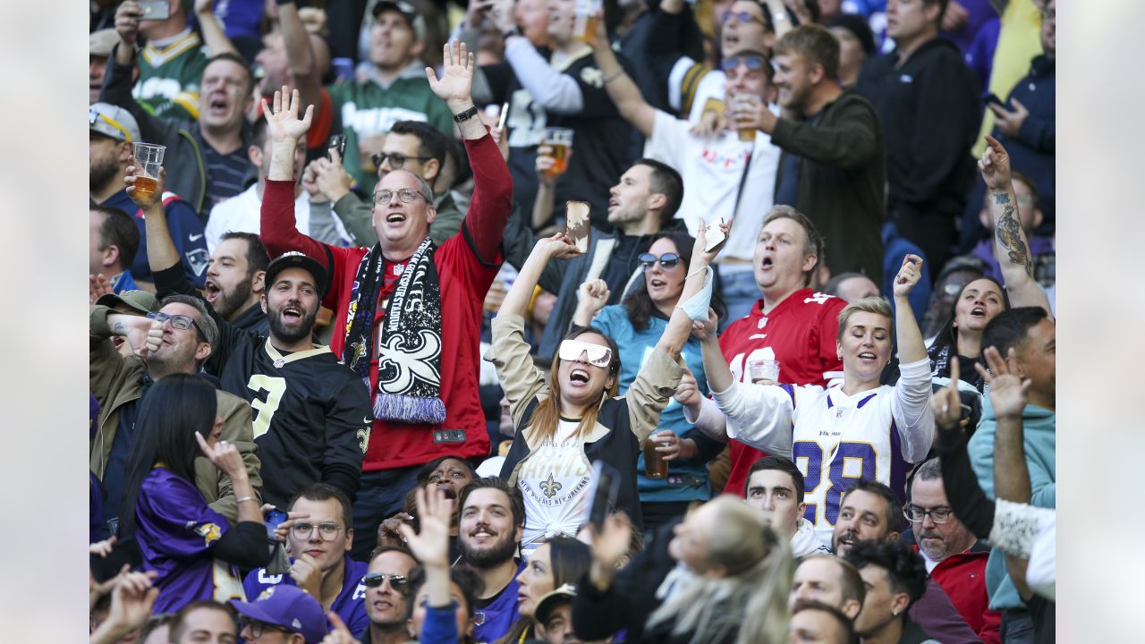 Fans and fanfare at Vikings-Saints game