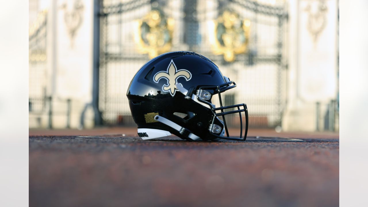 Photos: Saints black helmet tours Buckingham Palace