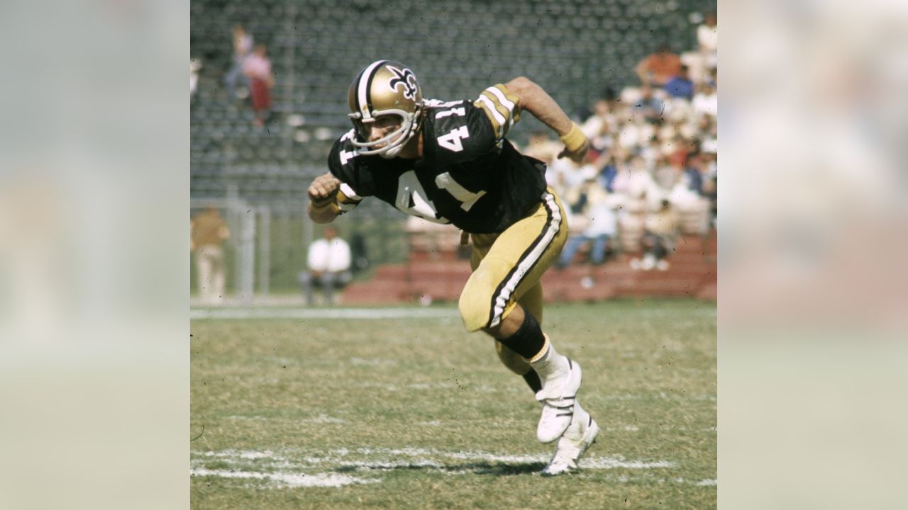 1972 New Orleans Saints- Archie Manning protects the ball. - Historic Images