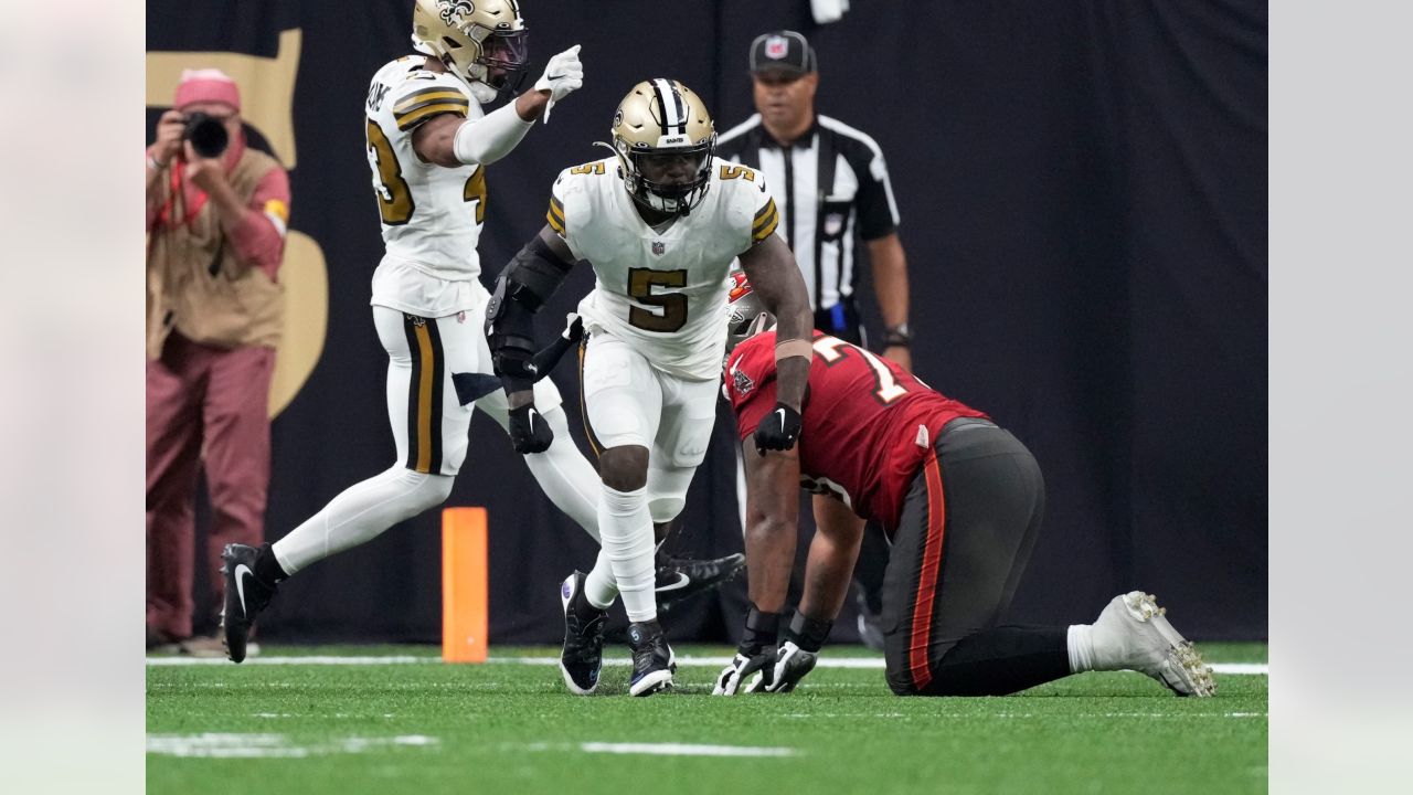 New Orleans Saints linebacker Kwon Alexander (5) looks up at the