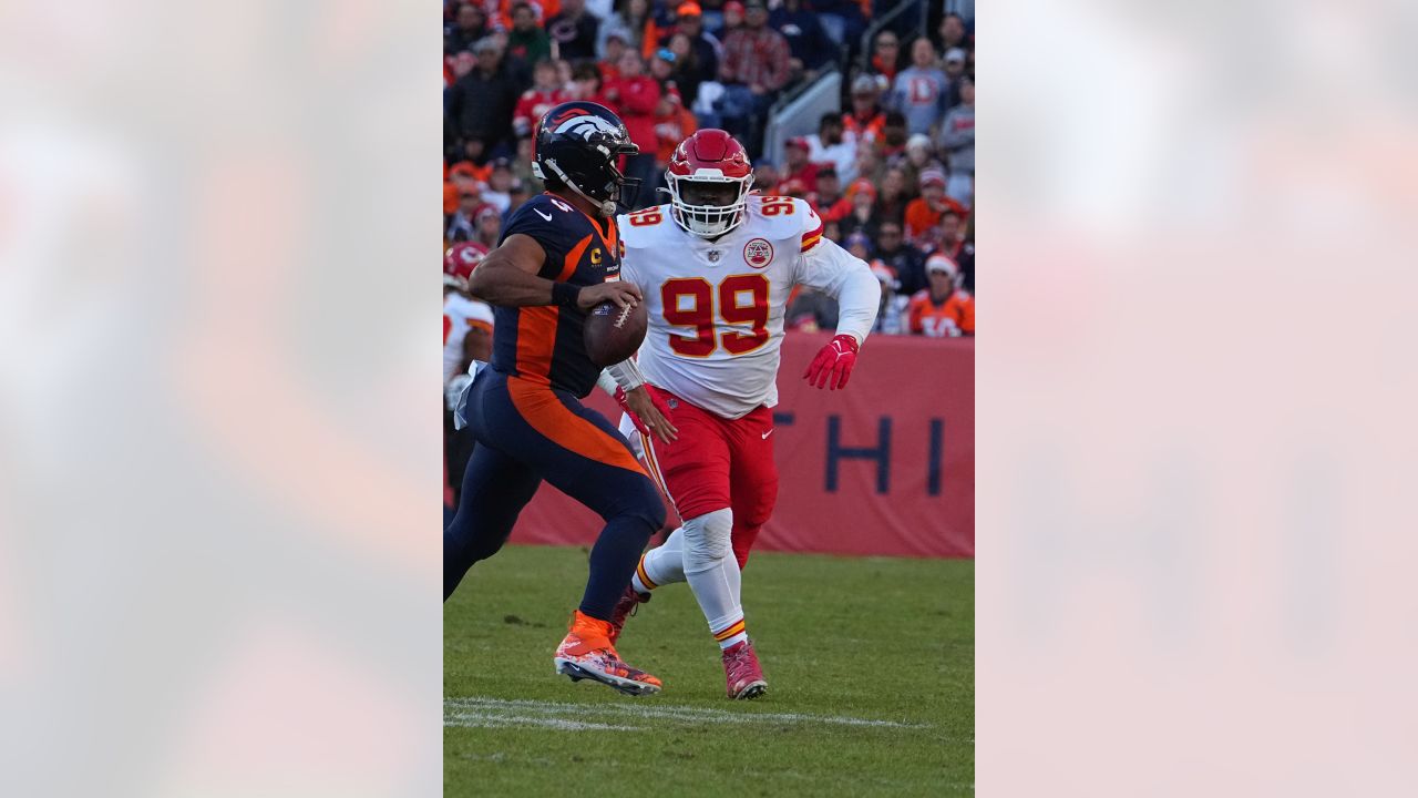 Kansas City Chiefs defensive tackle Khalen Saunders (99) comes onto the  field during an NFL football