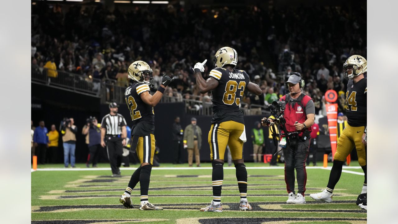 New Orleans, Louisiana, USA. 18th Dec, 2022. New Orleans Saints tight end  Juwan Johnson warms up before playing against the Atlanta Falcons in an NFL  game in New Orleans, Louisiana USA on