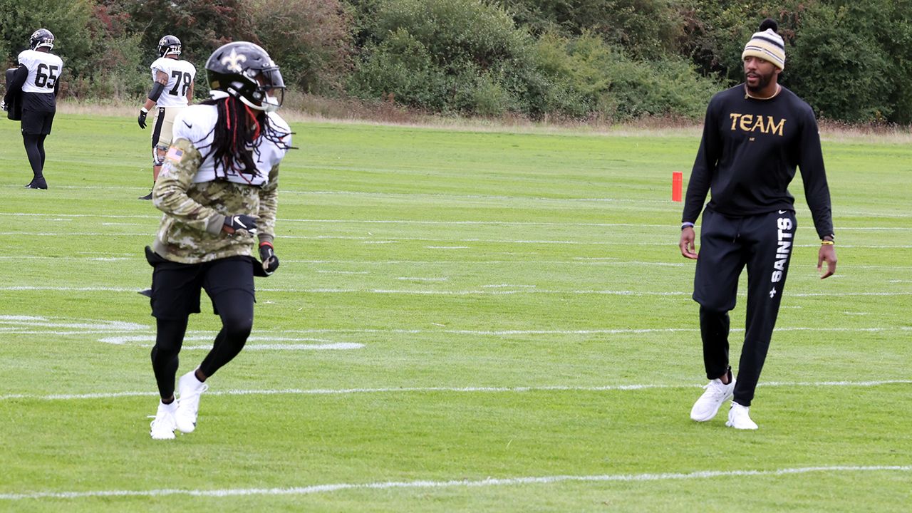 Photos: Saints black helmet tours Buckingham Palace