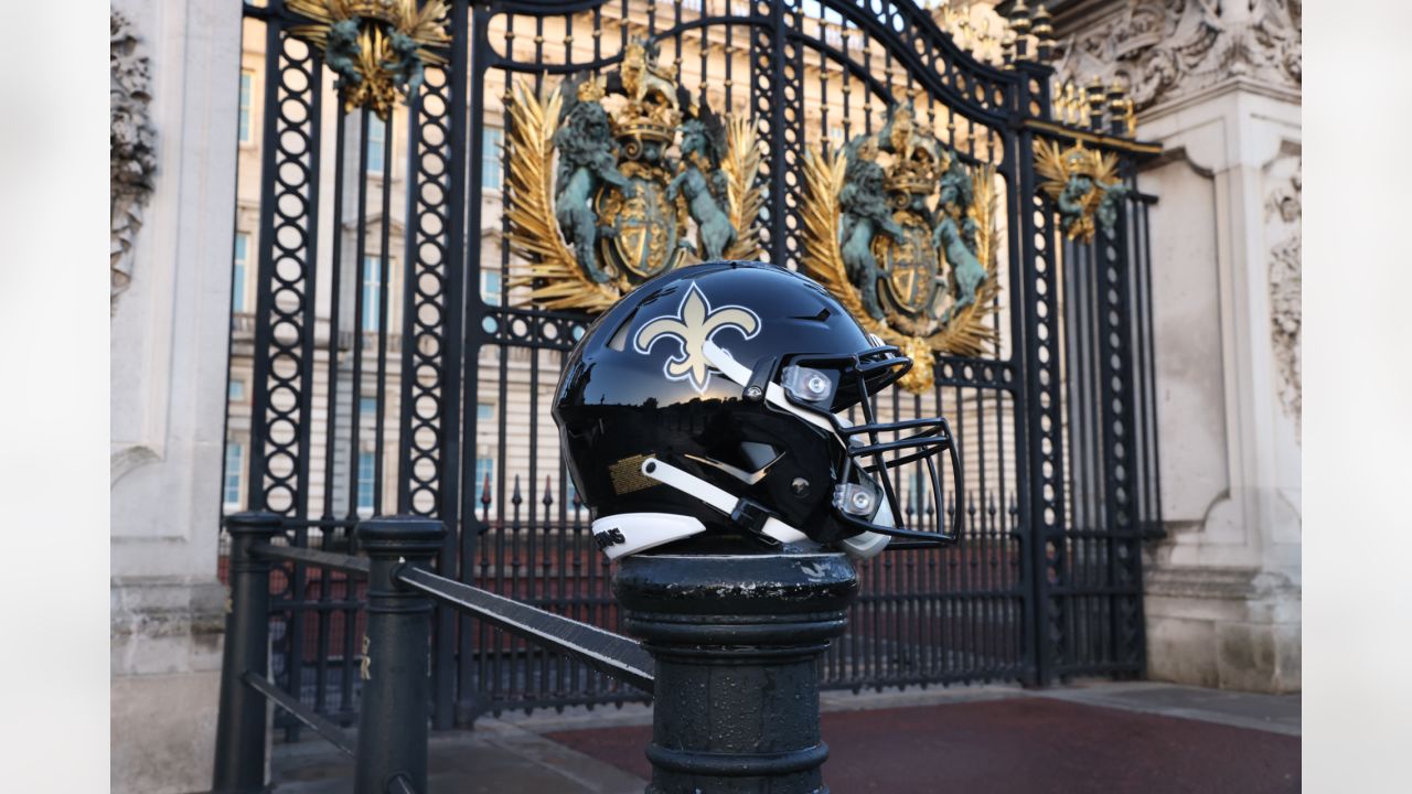 Photos: Saints black helmet tours Buckingham Palace