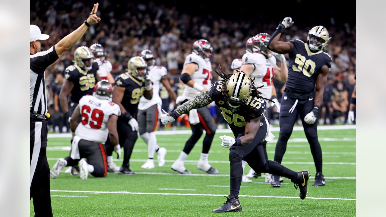 New Orleans, Louisiana, USA. 18th Dec, 2022. New Orleans Saints linebacker  Demario Davis gives his gloves to fans after playing the Atlanta Falcons in  an NFL game in New Orleans, Louisiana USA