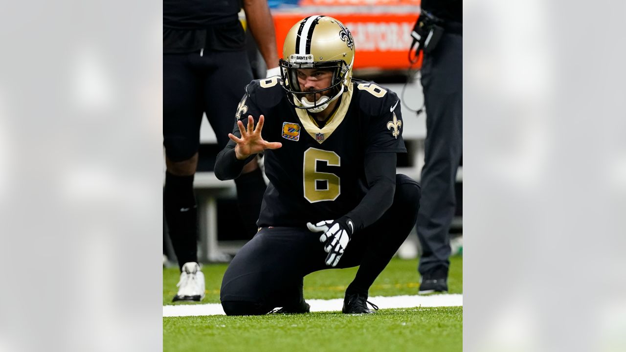 New Orleans Saints kicker Thomas Morstead (6) kicks off in an NFL