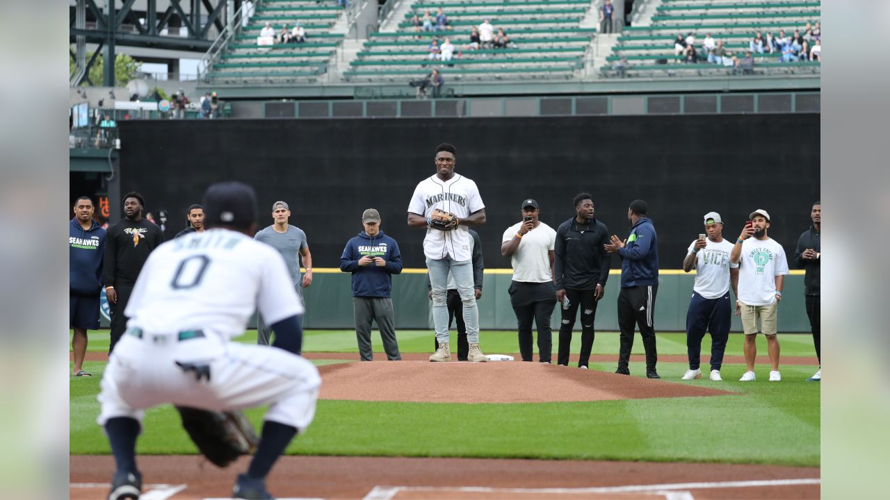 Russell Wilson throws out first pitch at Mariners-Yankees game