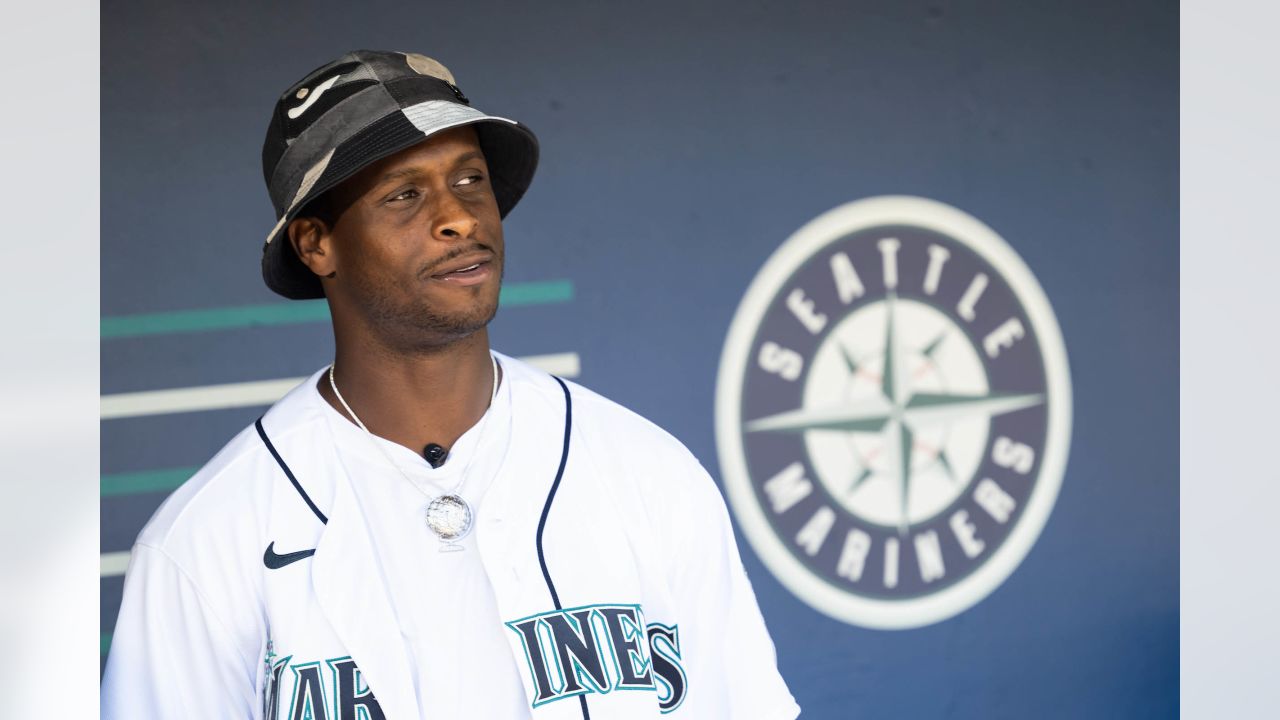 Geno Smith throws ceremonial first pitch in Seattle