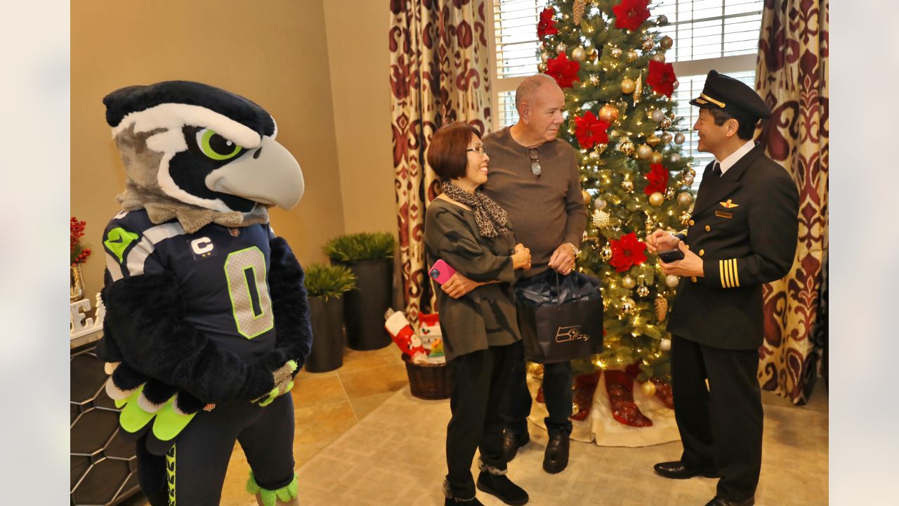 DVIDS - Images - Seahawks player aims to inspire JBLM youth [Image 1 of 4]