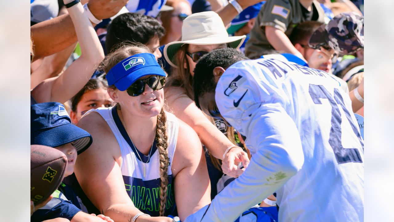 Seahawks fans come out in droves for Kids Day