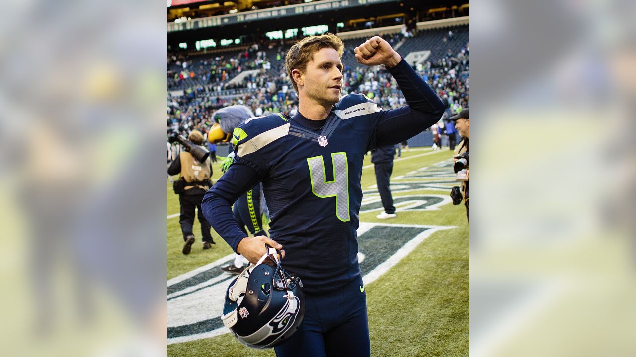 Seattle Seahawks kicker Steven Hauschka warms up before playing the St.  Louis Rams in an NFL football game, Sunday, Dec. 29, 2013, in Seattle. (AP  Photo/Elaine Thompson Stock Photo - Alamy