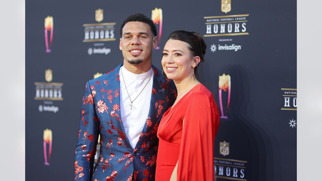 Seahawks QB Russell Wilson takes the red carpet at 2022 NFL Honors