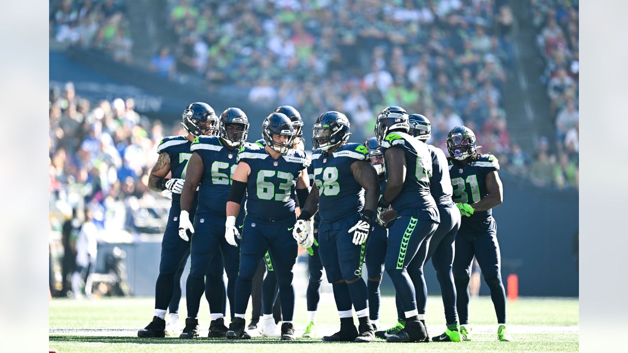 Seahawks RB Walker, CB Woolen eanr NFL Rookie of Month honors for October –  Crescent City Sports