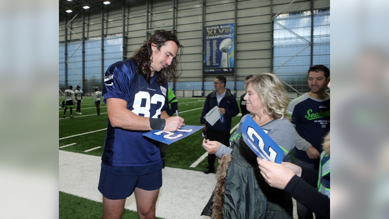 Seahawks Defensive End L.J. Collier Celebrates Mother, Ruby, During Crucial  Catch Month