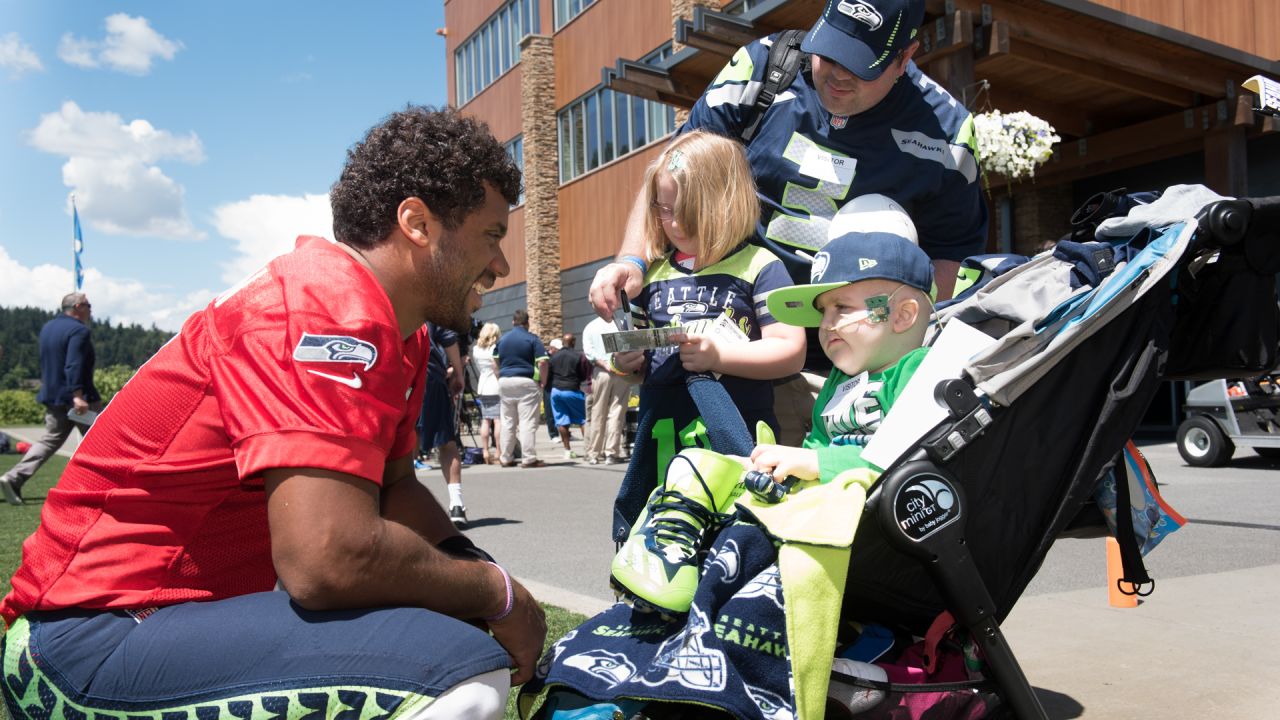 dangerusswilson joins Steve Largent and Trent Dilfer as the third Seahawks  recipient of the Bart Starr Award! 