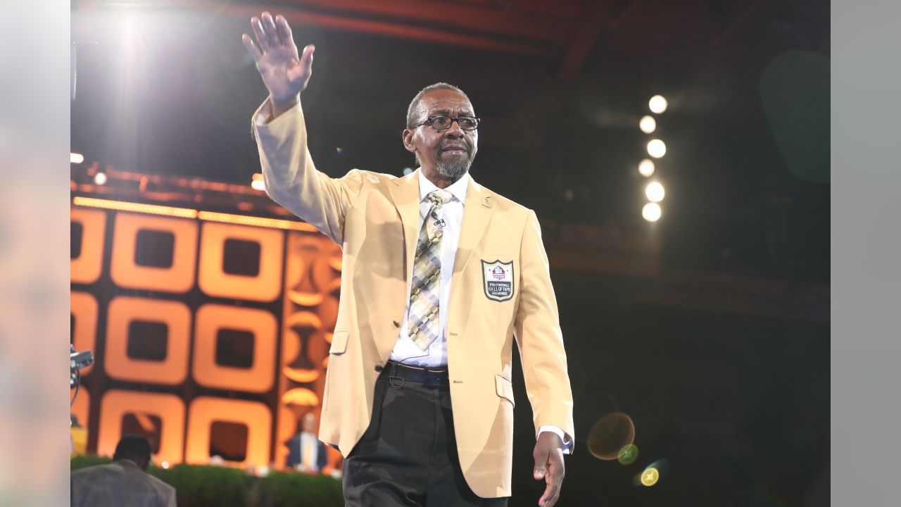 Seahawk legend Kenny Easley gets his Pro Football Hall of Fame gold jacket