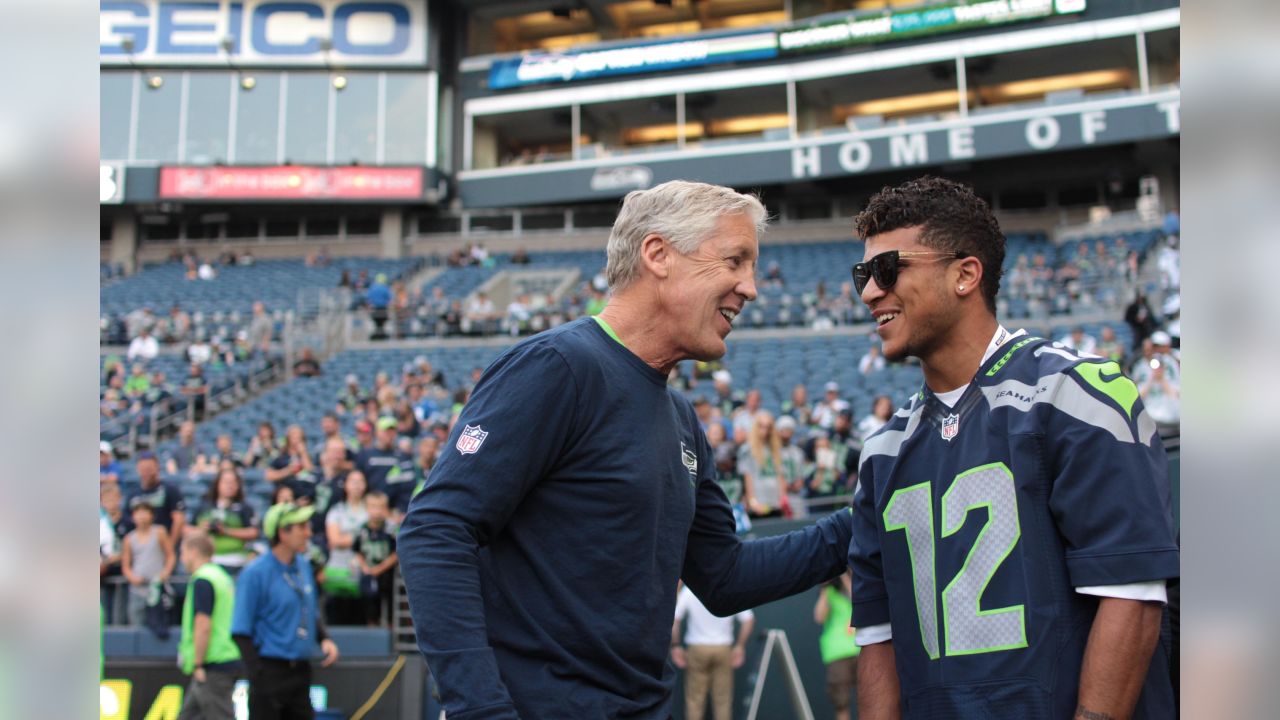 Yedlin honored at Seahawks game, raises 12 Flag in pregame ritual