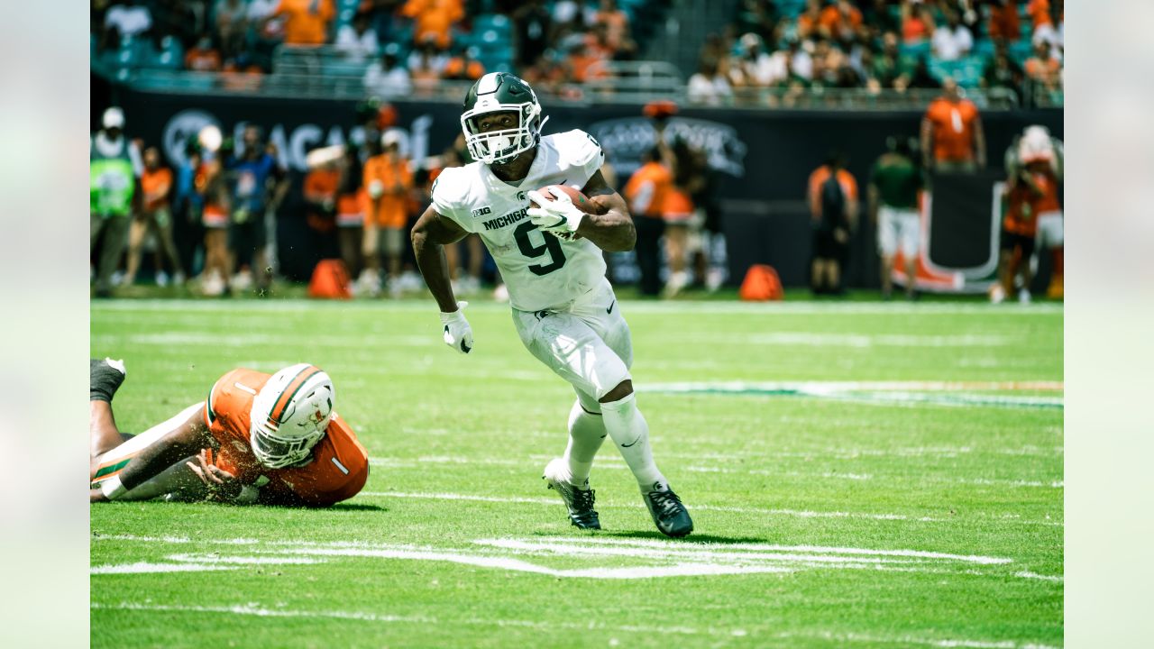 With the 41st pick, in the 2022 NFL Draft, the Seattle Seahawks select  Kenneth Walker, running back, Michigan State. 1,050 rushing yards. 9  touchdowns. 165 receiving yards. 0 Fumbles. (All Reg Season) : r/Seahawks