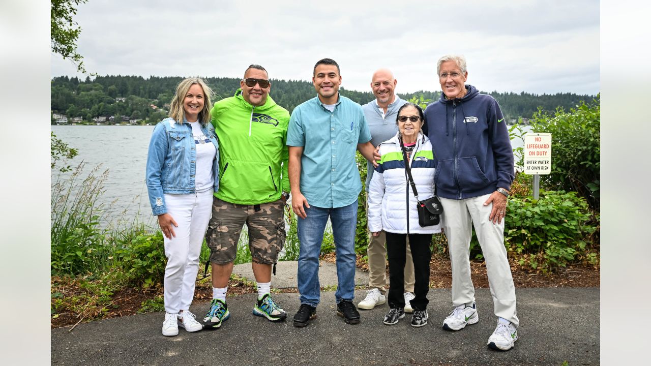 Seattle Seahawks rookies, Muckleshoot Indian Tribe canoe across