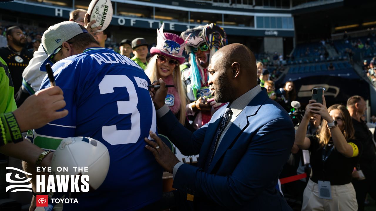 Legendary RB Shaun Alexander to Be Inducted in Seattle Seahawks Ring of  Honor - Sports Illustrated Seattle Seahawks News, Analysis and More