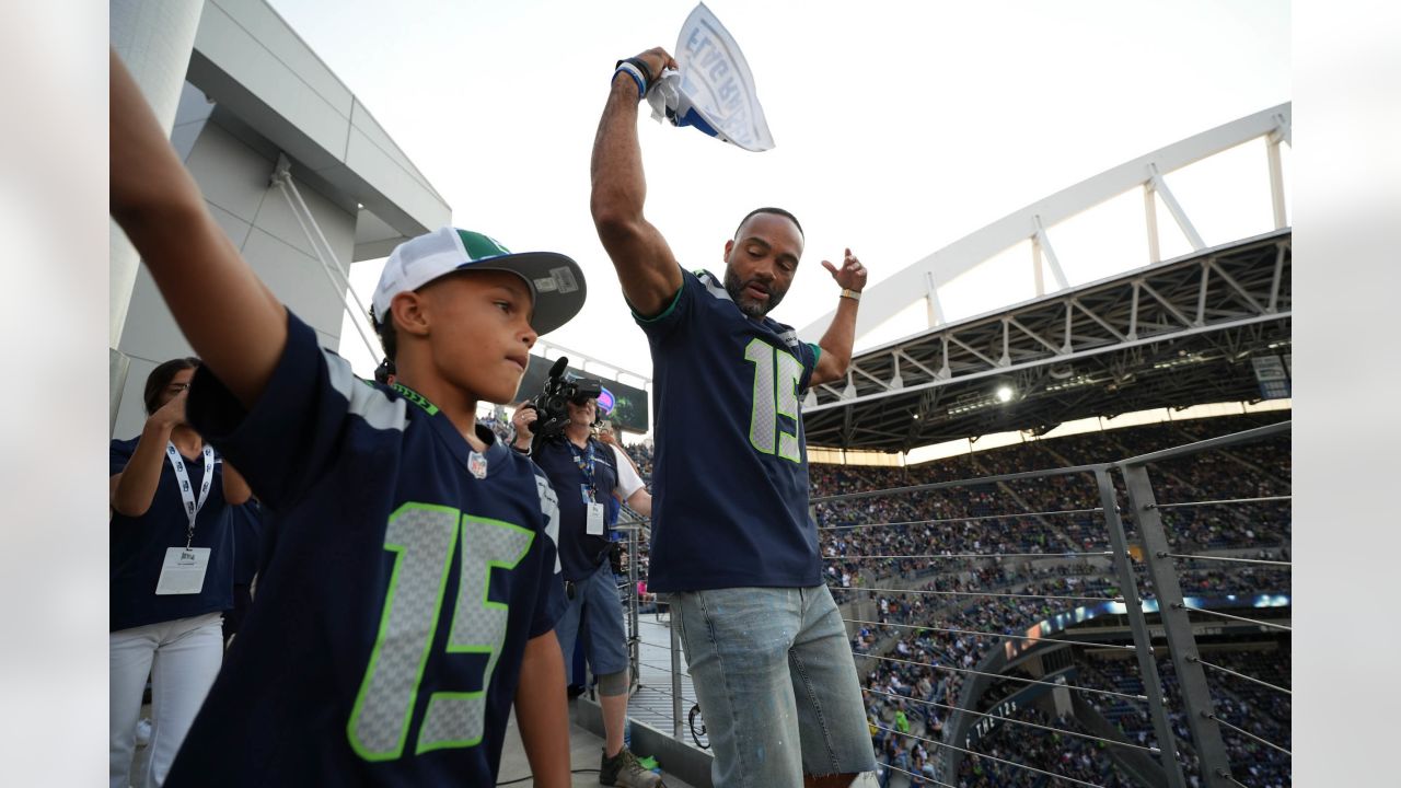 Monday Round-Up: Former Seahawks Quarterback Seneca Wallace Stars In AFFL  Semifinals