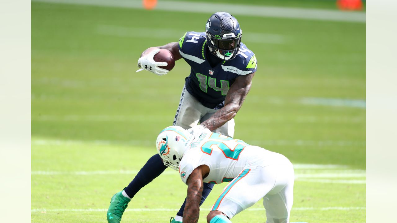 DK Metcalf finishes last in 100m race, but with respectable time - NBC  Sports