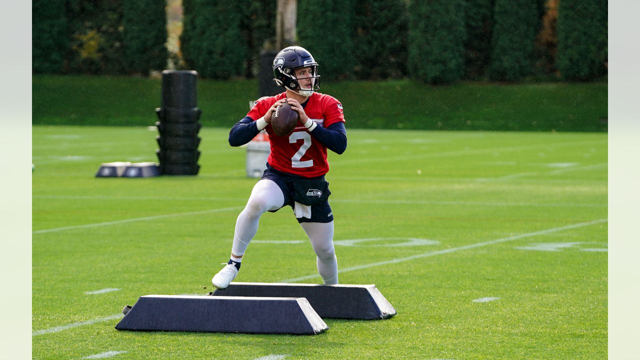 Seahawks Re-Sign QB Drew Lock