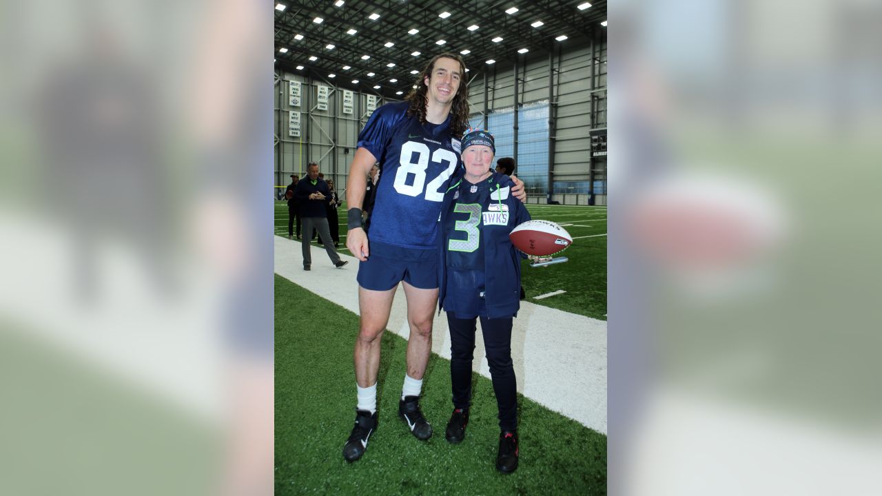 Seahawks Defensive End L.J. Collier Celebrates Mother, Ruby, During Crucial  Catch Month