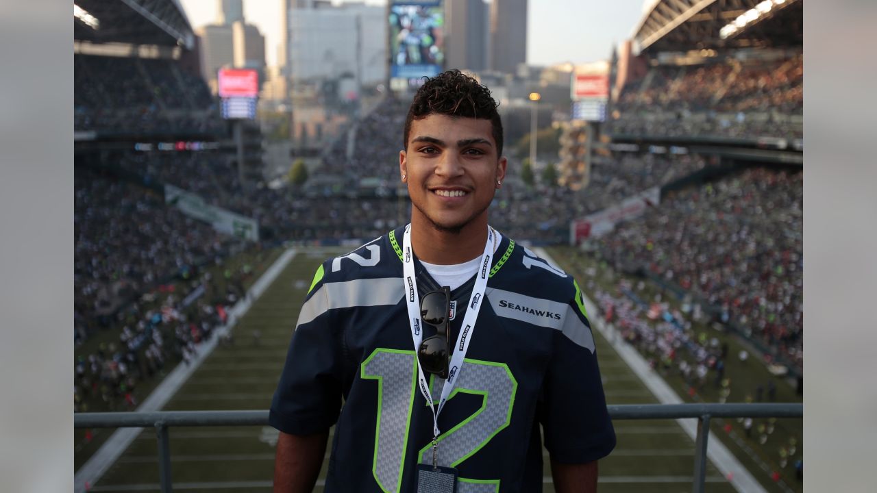 Yedlin honored at Seahawks game, raises 12 Flag in pregame ritual