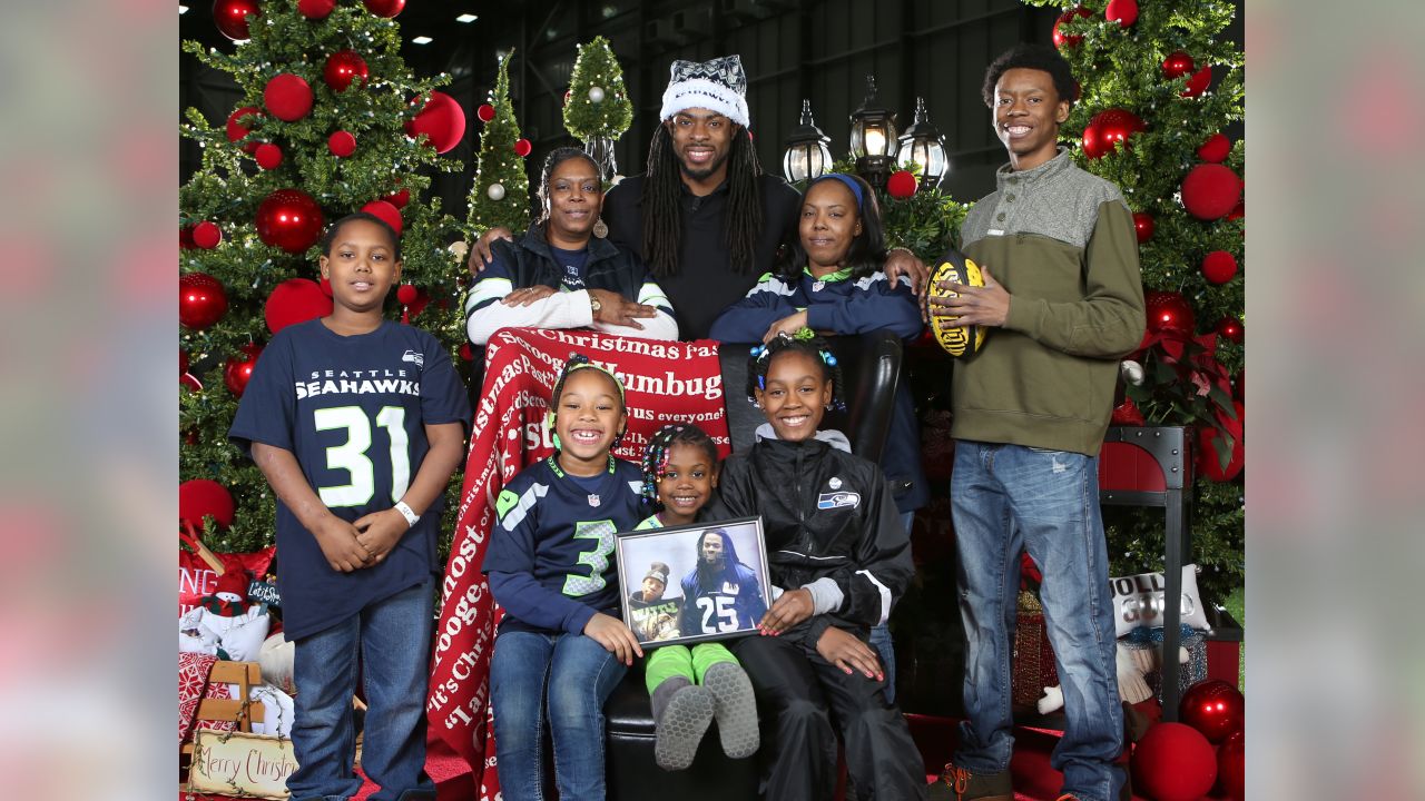 Photos: Sea Gals, 12s get festive for the Seahawks on Christmas