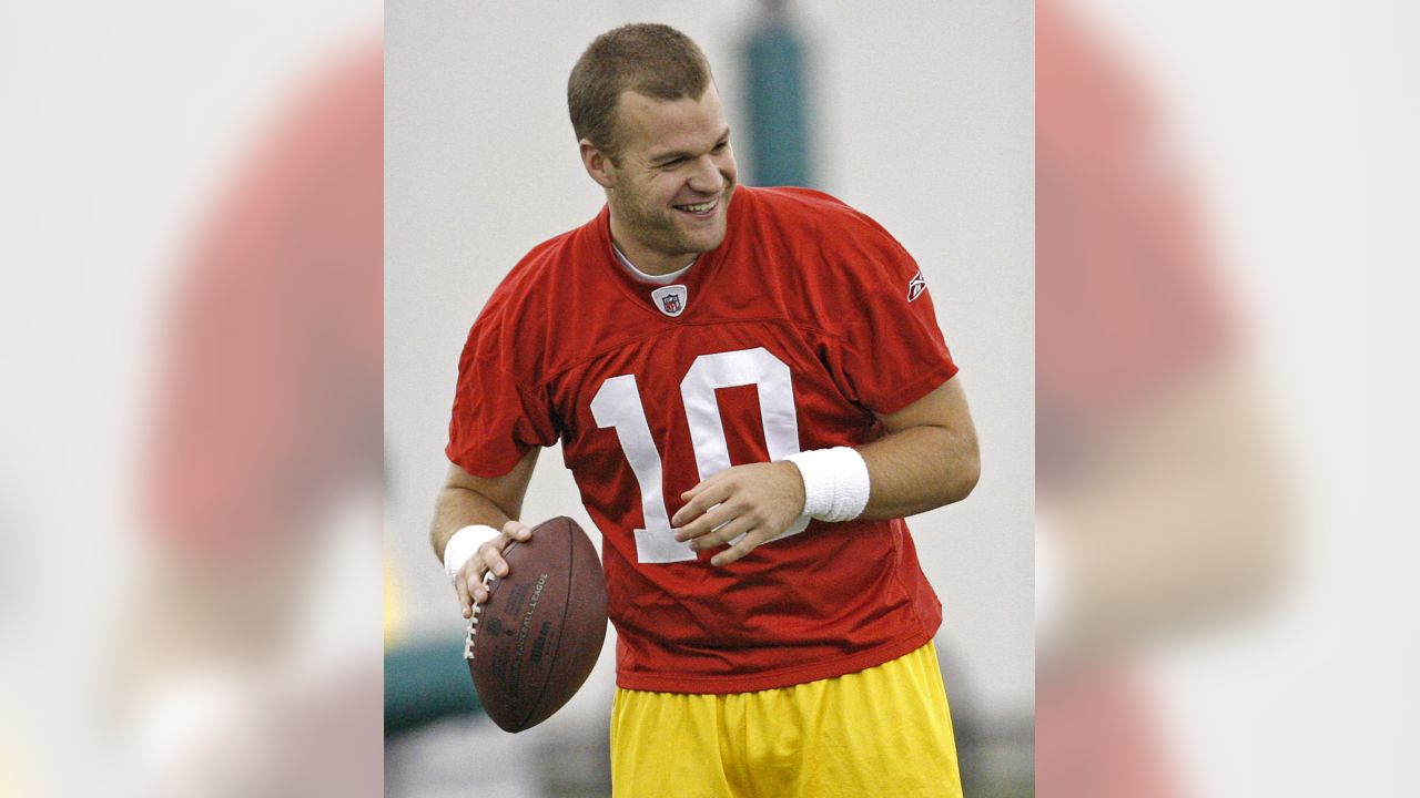 Seattle Seahawks quarterback Matt Flynn (15) looks to pass during NFL  football training camp, Wednesday, Aug. 8, 2012, in Renton, Wash. (AP  Photo/Ted S. Warren Stock Photo - Alamy