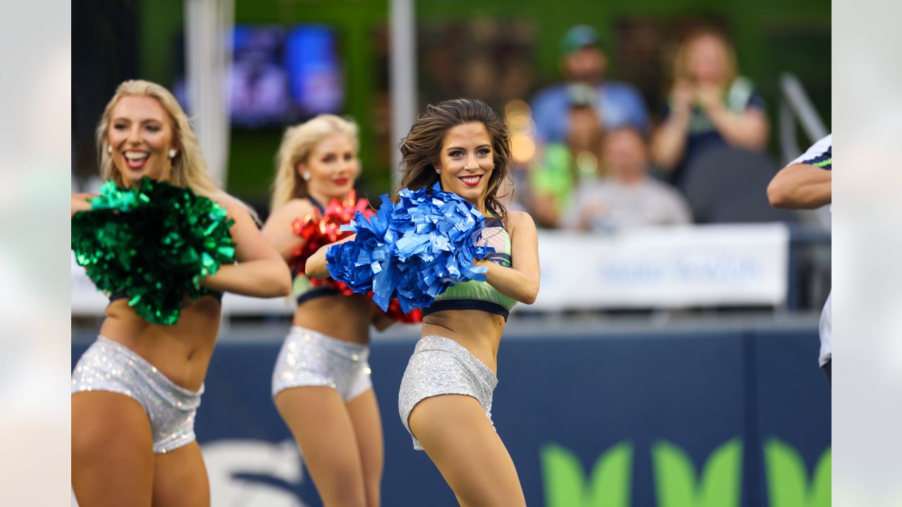 Seattle Seahawks Cheerleaders entertained the corwd against the Chicago  Bears.