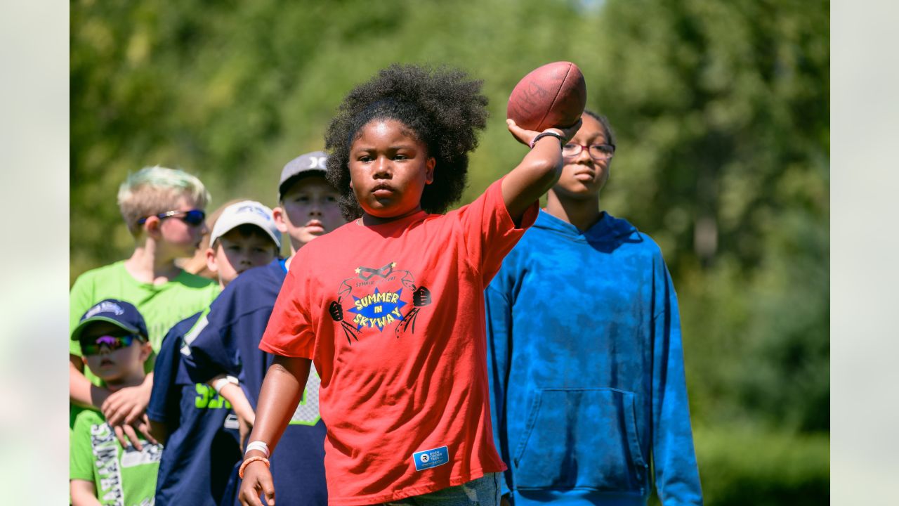 Seahawks fans come out in droves for Kids Day