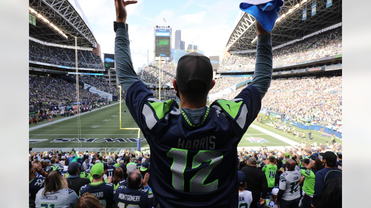 Bobby Wagner gets rousing reception in first game back at Lumen Field