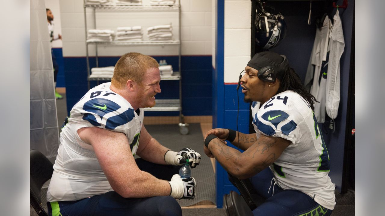 Marshawn Lynch greeted with cheers, Skittles in return to Seahawks