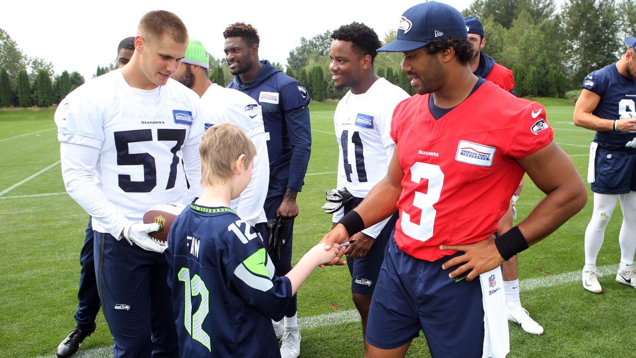 dangerusswilson joins Steve Largent and Trent Dilfer as the third Seahawks  recipient of the Bart Starr Award! 