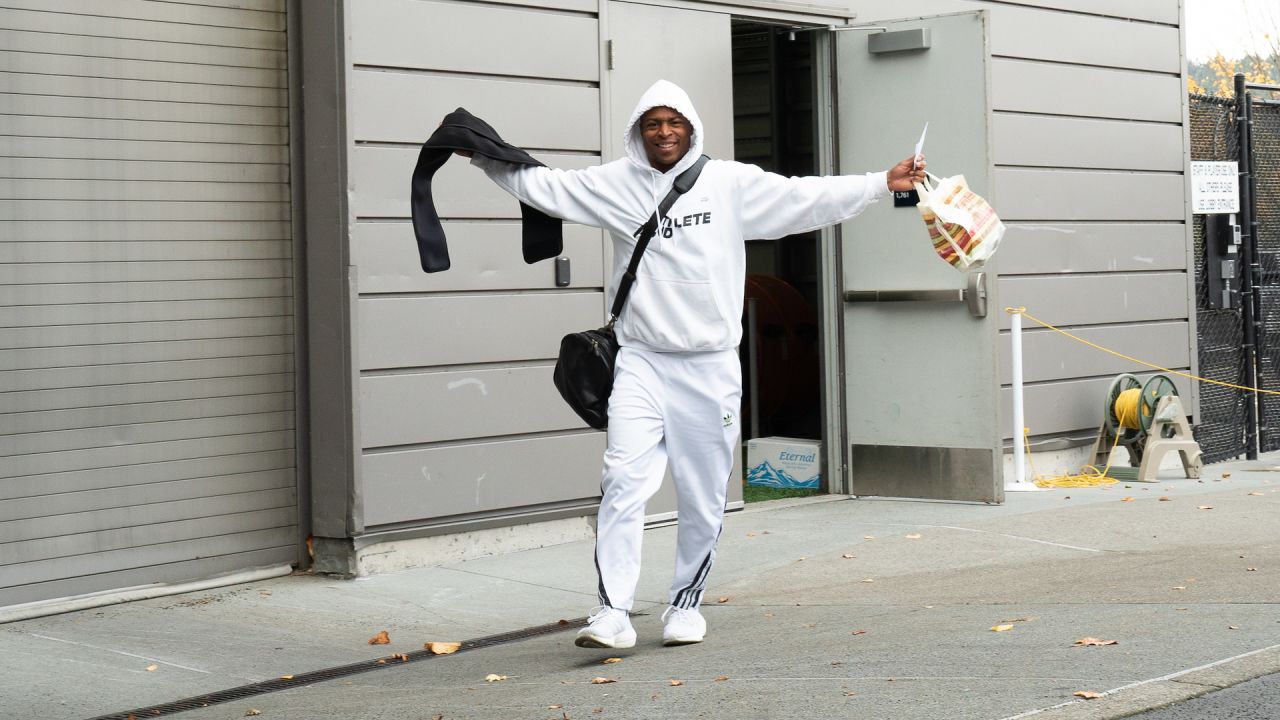 Seattle Seahawks linebacker Bruce Irvin walks off the field after a  practice session at NFL football training camp, Wednesday, Aug. 12, 2020,  in Renton, Wash. (AP Photo/Ted S. Warren Stock Photo - Alamy