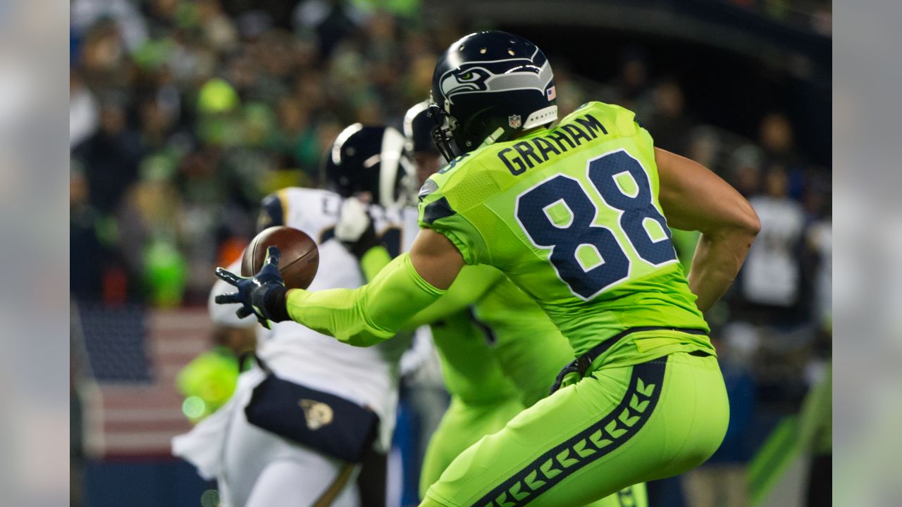 Photo: Seahawks tight end Jimmy Graham (88) signs with the Green