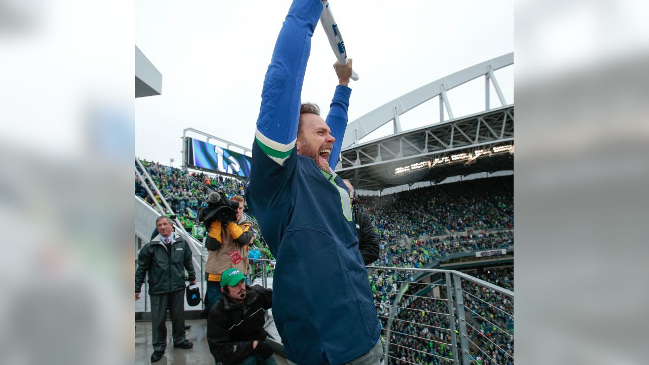 Thursday Round-Up: Twitter Reacts To Joel McHale Joining Seahawks