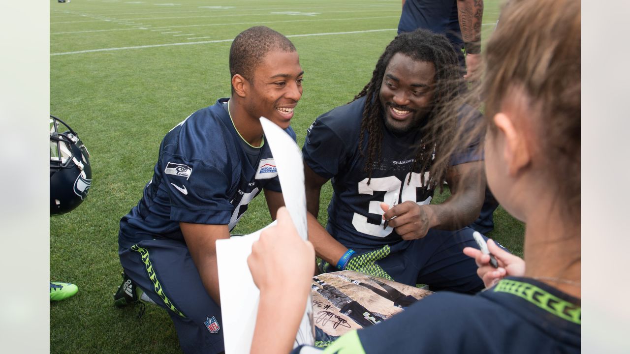 Seahawks trio of rookie RBs, including Alex Collins, get long look during  minicamp