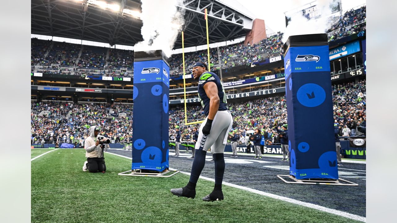 Twitch on X: This is Thursday Night Football's final form. Experience the  roar of Chat when the @RamsNFL take on the @Seahawks next week on Twitch.  Starts at October 7 at 8:20